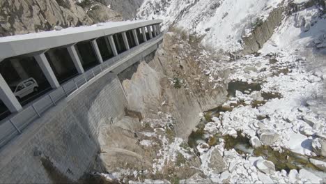 Ferrari-Durch-Einen-Gebirgspass-Tunnel-Verfolgen