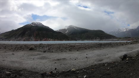 Spaziergang-Entlang-Der-Spitze-Eines-Gletschers-In-Alaska