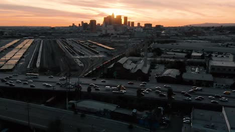 Drohnenaufnahme-Mit-Blick-Auf-Die-Skyline-Von-Los-Angeles-Bei-Sonnenuntergang