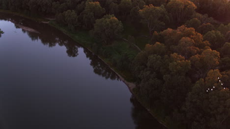 Luftaufnahme-Des-Murrumbidgee-River-Mit-Einem-Schwarm-Vorbeifliegender-Kakadus-Bei-Einem-Ruhigen-Sommersonnenaufgang-In-Der-Ländlichen-Stadt-Wagga-Wagga,-New-South-Wales,-Australien