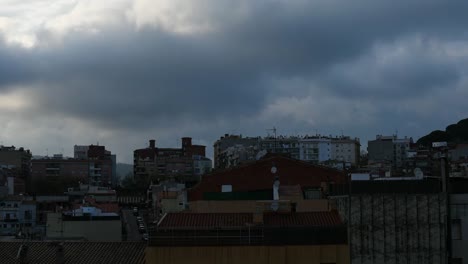 Zeitraffer-Der-Wolken,-Die-Sich-über-Der-Stadt-Bewegen,-Bis-Sie-Etwas-Dunkler-Werden