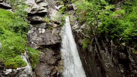 Fluss-Fließt-Flussabwärts-Und-Bildet-Einen-Wunderschönen-Wasserfall-Zwischen-Den-Felsen,-Unberührte-Natur