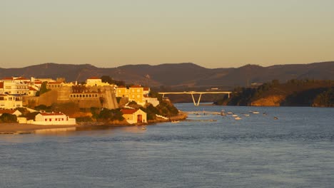 Vista-De-Vila-Nova-De-Milfontes-Con-El-Río-Mira-Al-Atardecer,-En-Portugal