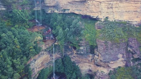 Revelación-Aérea-Mirando-La-Cascada-De-Wentworth-Falls,-Montañas-Azules