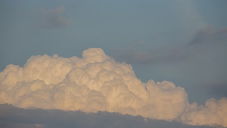 Timelapse-De-Tormenta-Nublada---Colores-Del-Atardecer