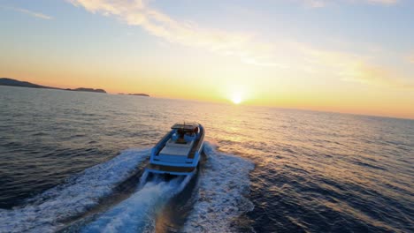 Antena-FPV-Siguiendo-Un-Yate-Navegando-Hacia-El-Atardecer-De-Ibiza