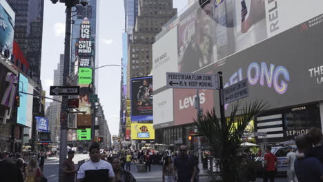 Schwenkaufnahme-Von-Fußgängern,-Die-über-Den-Times-Square-An-Den-Werbetafeln-Vorbeigehen