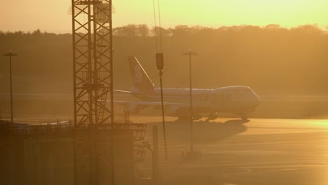 Un-Avión-Cargolux-Boeing-747-Taxis-A-La-Pista-Durante-El-Amanecer-Listo-Para-Despegar