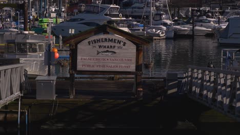 Ein-Schuss-Von-Der-Fishermen&#39;s-Wharf-Am-False-Creek-Zeichen-Vor-Dem-Bootssteg-Und-Marina-Bay,-Wo-Boote-Und-Segelboote-Und-Verankert