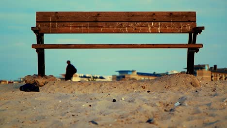 Schwenk-über-Einen-Leeren-Stuhl-Am-Flussufer-Västra-Hamnen-In-Malmö,-Schweden