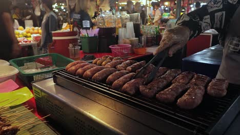 Vendedor-De-Comida-Desconocido-Asando-Carne-En-El-Mercado-Nocturno-De-Rayong-En-Tailandia