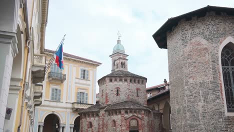 Biella-Alte-Kirche-Architektur-Baptisterium-Von-San-Giovanni-Battista-Nach-Oben-Kippen-4k-25fps