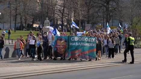 Tausende-Russen-Protestieren-In-Prag-Gegen-Den-Krieg-In-Der-Ukraine