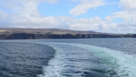 Blick-Von-Einer-Fähre-Auf-Die-Isle-Of-Skye-Im-Hintergrund