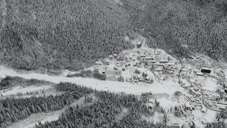 Cavernas-De-Las-Montañas-Nevadas-De-Dombay-Y-Vista-Aérea-De-La-Pequeña-Ciudad