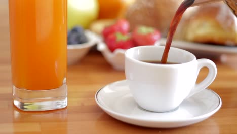 Gießen-Sie-Morgens-Heißen,-Dampfenden-Kaffee-In-Eine-Tasse-Zum-Frühstück