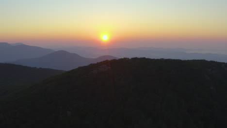 Eine-Luftaufnahme-Des-Sonnenaufgangs-Vom-Gipfel-Des-Mt