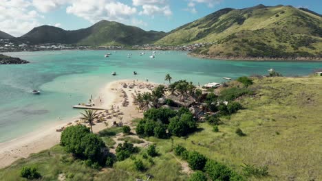 Círculo-Sobre-El-Soleado-Ilet-De-Pinel-Con-Fondo-De-Montañas-De-Saint-Martin