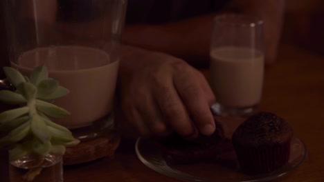 Heißer-Sommermorgen,-Eiskaffee-Mit-Einigen-Schokoladen-Cupcakes-Trinken