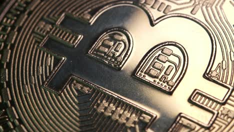 Moneda-Criptográfica-De-4k-En-Moneda-Bitcoin-Girando-Lentamente-En-El-Sentido-De-Las-Agujas-Del-Reloj-Con-Luz-Reflectante-Sobre-Fondo-Negro