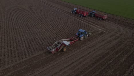 Luftaufnahme---Schwenken---Landwirtschaftliche-Geräte-Bereiten-Sich-Auf-Die-Kartoffelernte-Vor