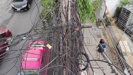 Enredo-De-Cables-En-Un-Poste-De-Electricidad,-De-Cerca,-Al-Aire-Libre