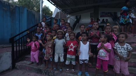 Un-Grupo-De-Niños-Papúes-Se-Divierten-Cantando-Con-Su-Maestra-En-La-Iglesia