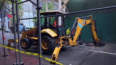 Una-Vista-De-La-Calle-De-Hombres-Cavando-Un-Hoyo-En-Una-Calle-De-Nueva-York-En-Un-Día-Lluvioso