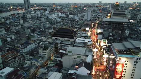 Einrichtung-Einer-Luftaufnahme-Einer-Drohne,-Die-Bangkoks-Chinatown-In-Der-Abenddämmerung-überfliegt.