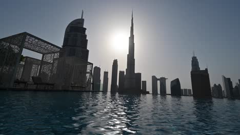 4k:-El-Edificio-Más-Alto-Del-Mundo,-Burj-Khalifa,-Contra-La-Luz-Del-Sol-En-Un-Caluroso-Día-De-Verano-En-Los-Emiratos-Árabes-Unidos