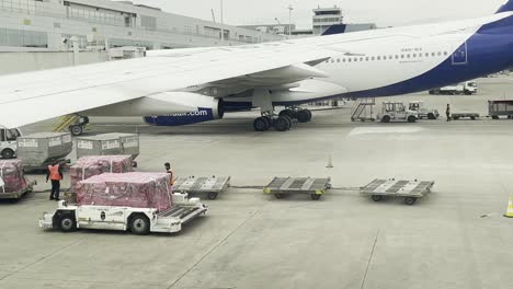 Carga-De-Equipaje-Y-Comida-Para-Vuelos-Intercontinentales-En-El-Principal-Centro-De-La-UE-Del-Aeropuerto-Internacional