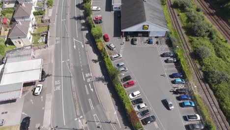 Vista-Aérea-De-Una-Tienda-Lidl-Con-Calles-Adyacentes-Y-Estacionamiento-En-Plymouth,-Reino-Unido