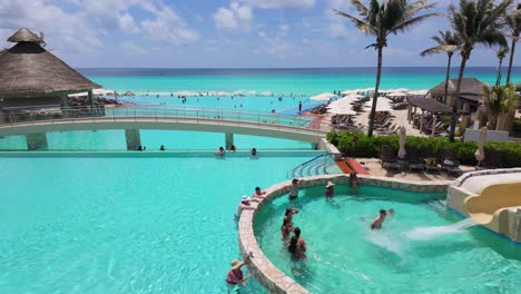 Schwenkansicht-Eines-Riesigen-Swimmingpools-Mit-Rutsche-In-Cancun,-Mexiko