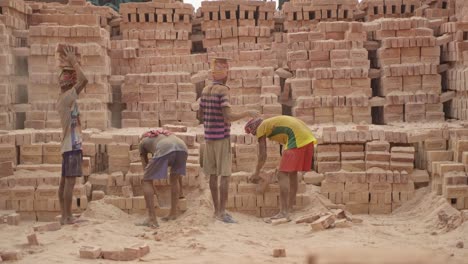 Bricklayers-are-carrying-bricks-on-their-heads