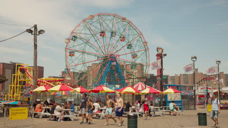 Gente-Comiendo-Perritos-Calientes-De-Nathan-En-Wonder-Wheel,-Coney-Island,-Nueva-York,-Estados-Unidos