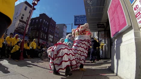 Chinesischer-Löwe-Tritt-In-Chinatown-Zum-Jahr-Der-Schlange-Auf