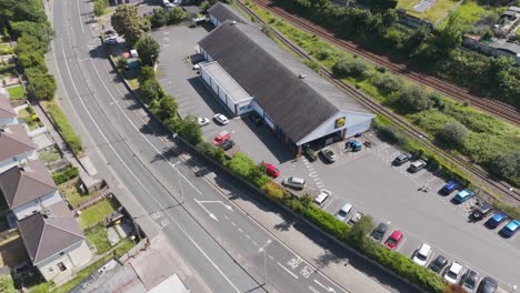 Aerial-of-a-Lidl-store-in-Plymouth-UK,-June-2024