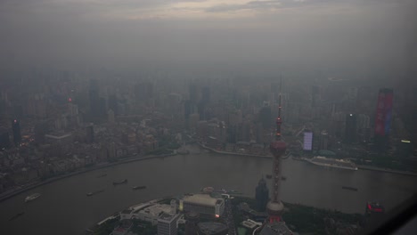 Erhöhte-Ansicht-Der-Stadt-Shanghai-Und-Des-Huangpu-Flusses-In-Der-Abenddämmerung-Mit-Schlechter-Sicht-Aufgrund-Von-Smog