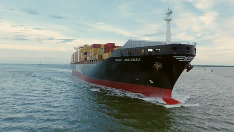 Das-Containerschiff-MSC-Vanessa-Fährt-In-Der-Nähe-Des-Panamakanals-Vorbei-Und-Transportiert-Güter-In-Containern-International