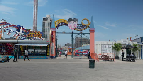 Atracciones-En-El-Parque-De-Atracciones-Coney-Island-Luna,-Zona-De-Gritos-De-Entrada,-Nueva-York,-Estados-Unidos