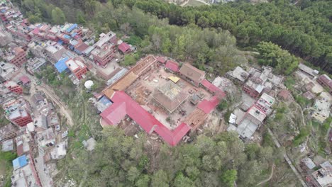 Changu-Narayan-Es-Un-Antiguo-Templo-Hindú,-Ubicado-En-La-Cima-De-Una-Colina-Alta-Que-También-Se-Conoce-Como-Changu-O-Dolagiri-En-El-Municipio-De-Changunarayan-Del-Distrito-De-Bhaktapur,-Nepal