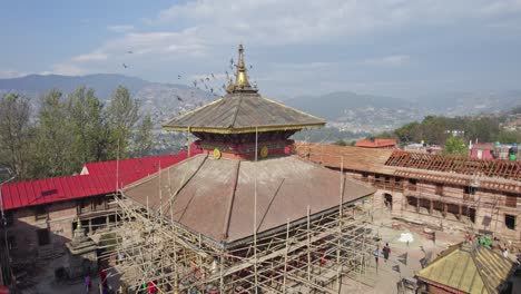 Changu-Narayan-Es-Un-Antiguo-Templo-Hindú,-Ubicado-En-La-Cima-De-Una-Colina-Alta-Que-También-Se-Conoce-Como-Changu-O-Dolagiri-En-El-Municipio-De-Changunarayan-Del-Distrito-De-Bhaktapur,-Nepal