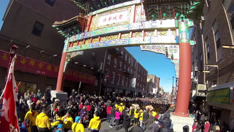 Multitud-De-Año-Nuevo-Chino-Bajo-La-Puerta-De-La-Amistad-En-Chinatown