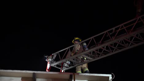 Feuerwehrleute-Verlassen-Die-Leiter-Vom-Dach