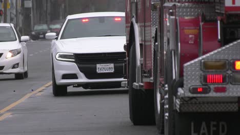 Camión-De-Bomberos-Y-Coche-De-Policía-En-Escena