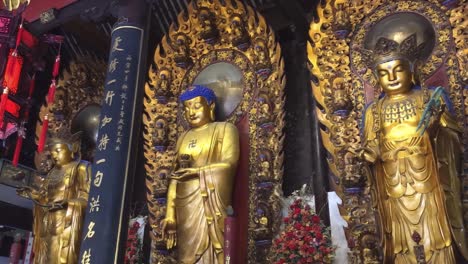 Bhaisajyaguru-,-Shakyamuni-Buddha--Und-Amitabha-Figuren-Im-Buddhistischen-Tempel-In-China,-Schwenkaufnahme