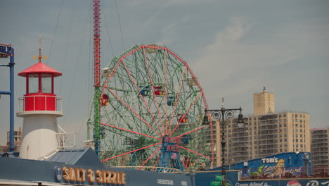 Coney-Island-Wonder-Wheel,-Luna-fun-fair-park-in-New-York-City,-United-States