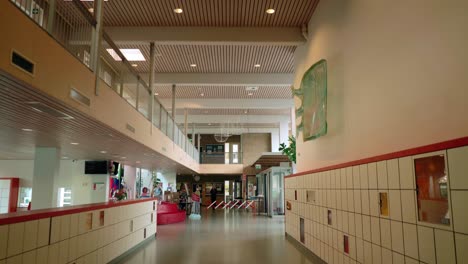 Vista-De-La-Entrada-Central-Y-El-Corredor-Del-Liceo-De-Rijswijk,-Una-Escuela-Secundaria-Holandesa,-Que-Muestra-Un-Diseño-Moderno-Con-Espacios-Abiertos,-Iluminación-Brillante-Y-Arte-Contemporáneo.