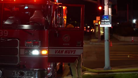 El-Camión-De-Bomberos-Rojo-Lafd-Llega-Al-Lugar