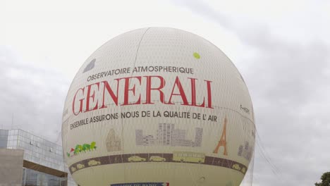 Un-Globo-Aerostático-En-El-Parque-André-citroën,-París,-En-Un-Día-Nublado